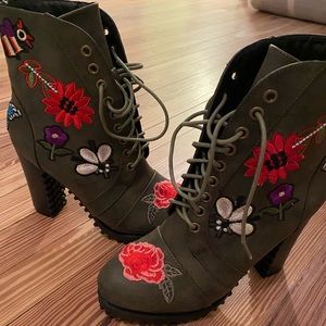 Brand new lace-up up army green combat boots with patches